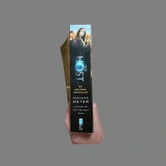 The Host Paperback edition - Picture 3 of 5